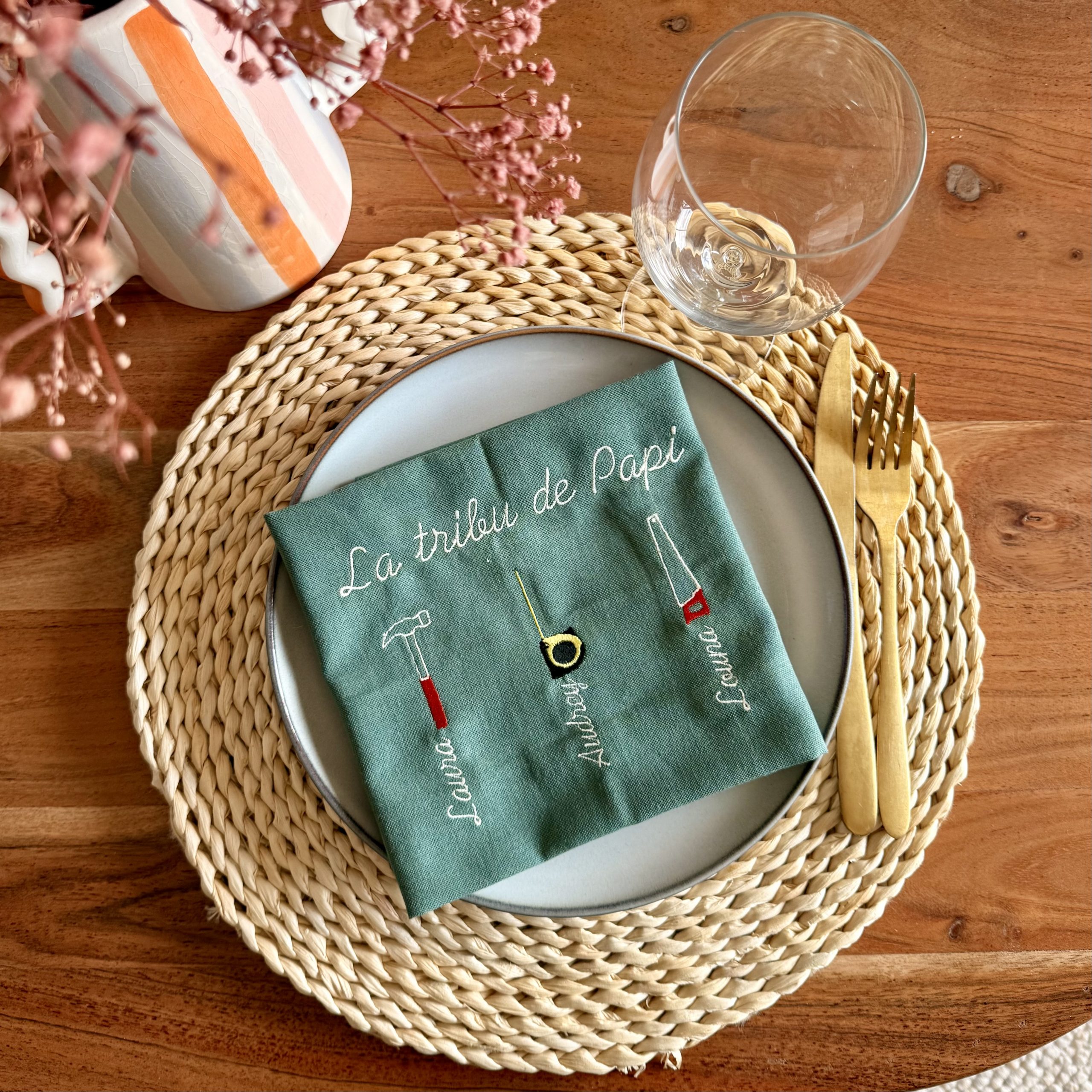 Serviette de table brodée La tribu de Papi