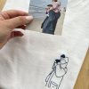 T-shirt Brodé Personnalisé Photo couleur blanc avec une broderie d'un papa et sa fille sur les épaules