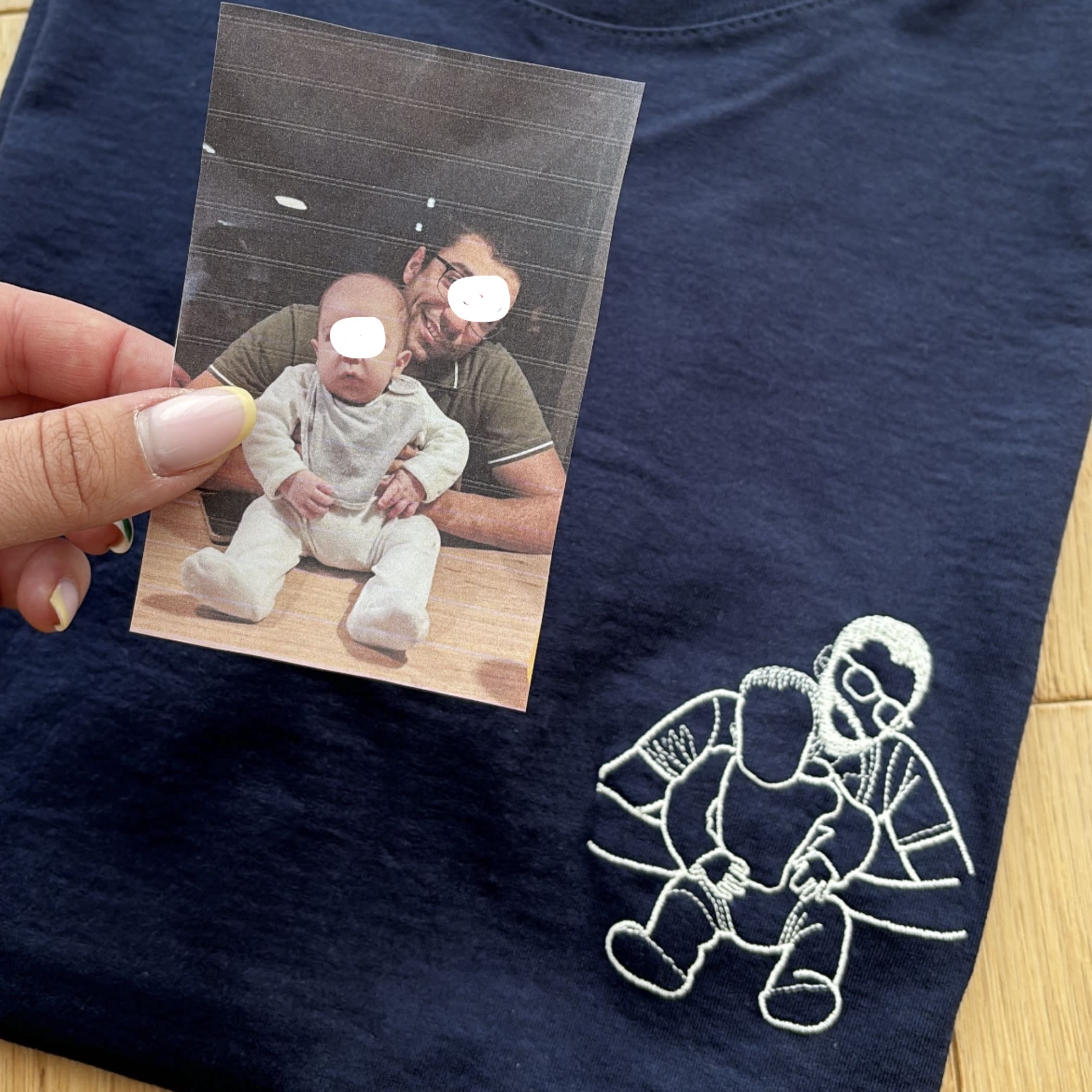 T-shirt Brodé Personnalisé Photo couleur bleu marine avec broderie d'un papa et sa petite fille