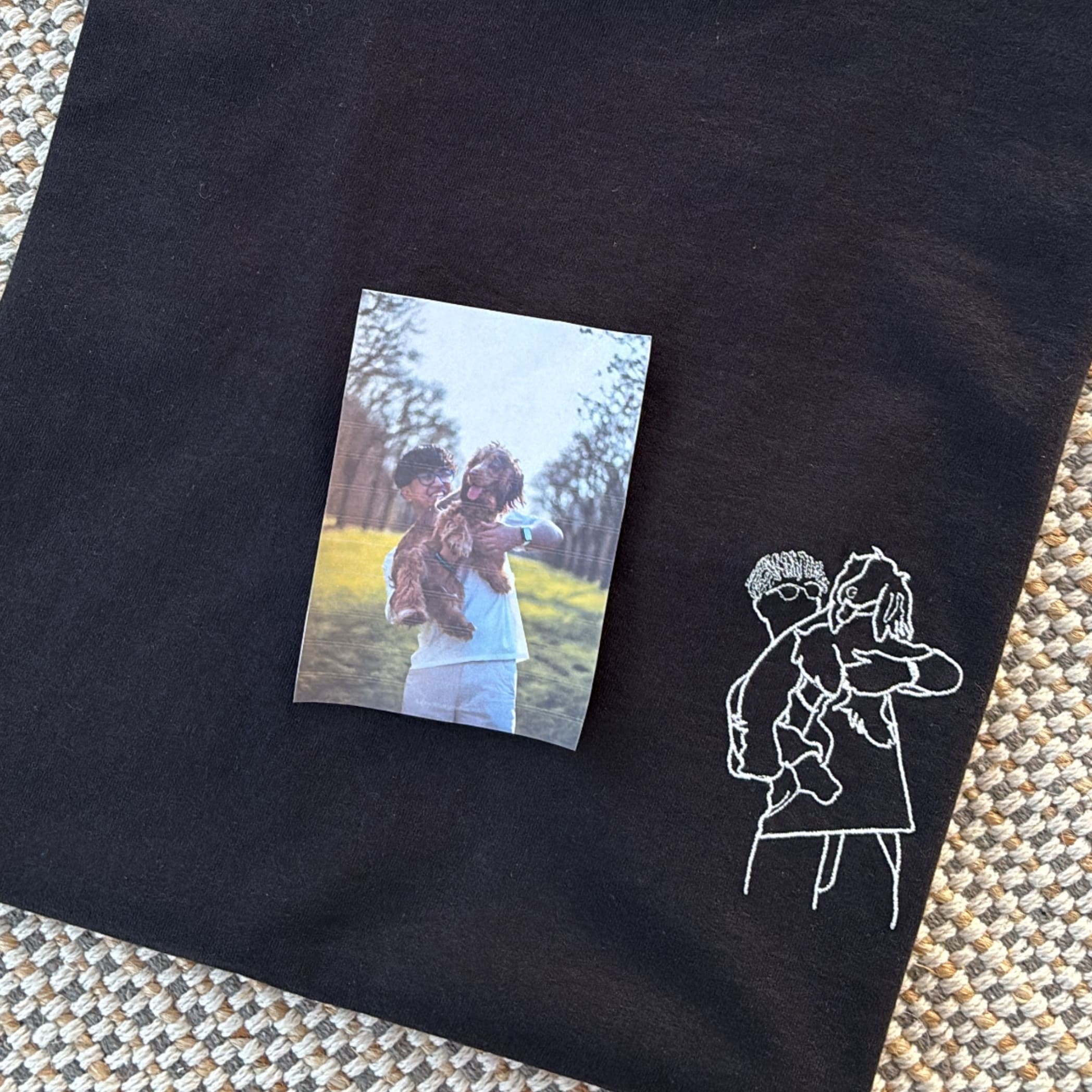 T-shirt Brodé Personnalisé Photo couleur noir avec un homme et un chien dans les bras