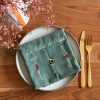 Serviette de table tribu de papi dans une assiette avec des couverts