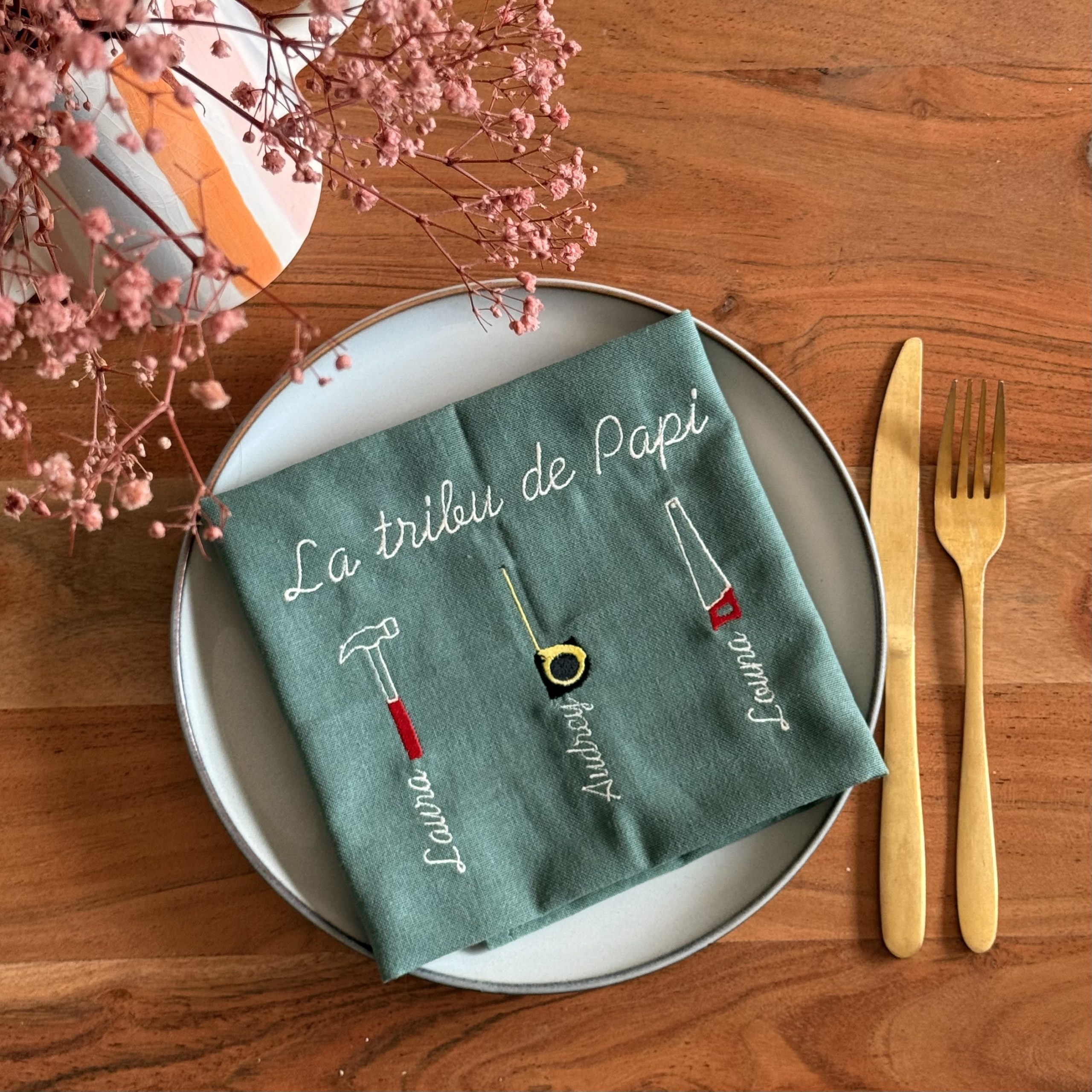 Serviette de table tribu de papi dans une assiette avec des couverts