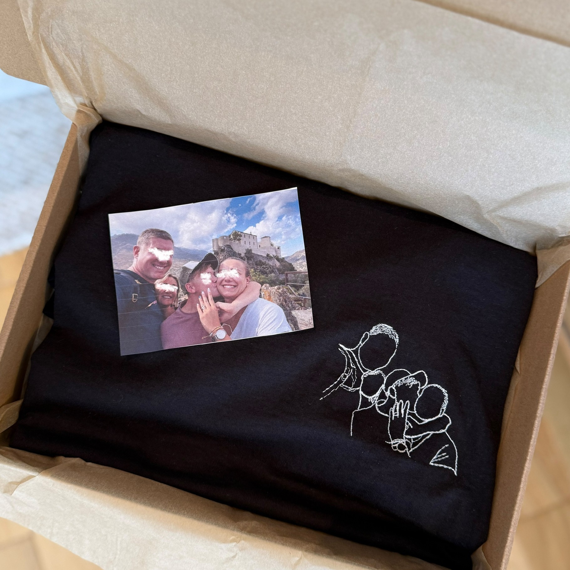 Broderie photo sur t-shirt noir, photo d'une famille