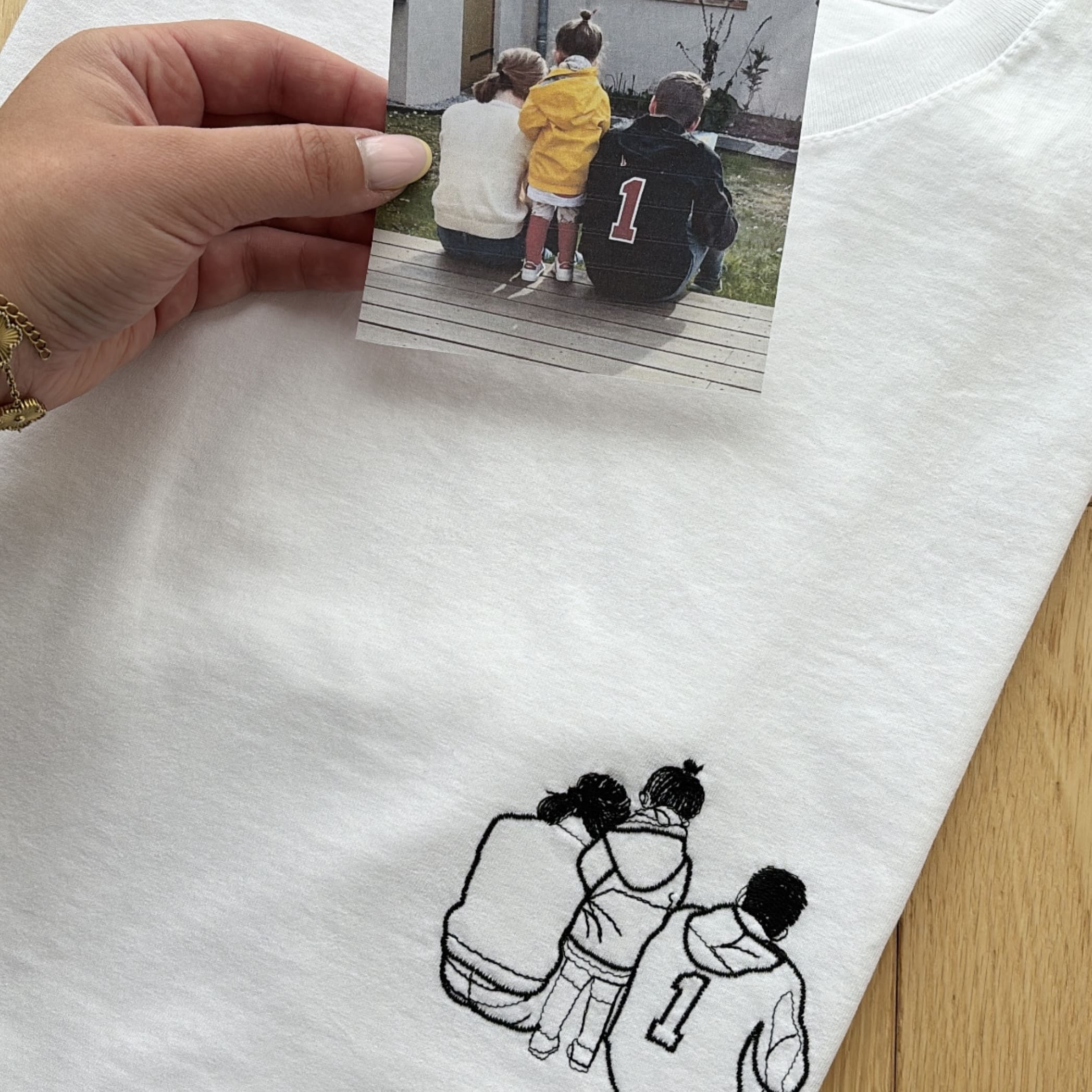 T-shirt Brodé Personnalisé Photo couleur blanc avec broderie 3 enfants de dos