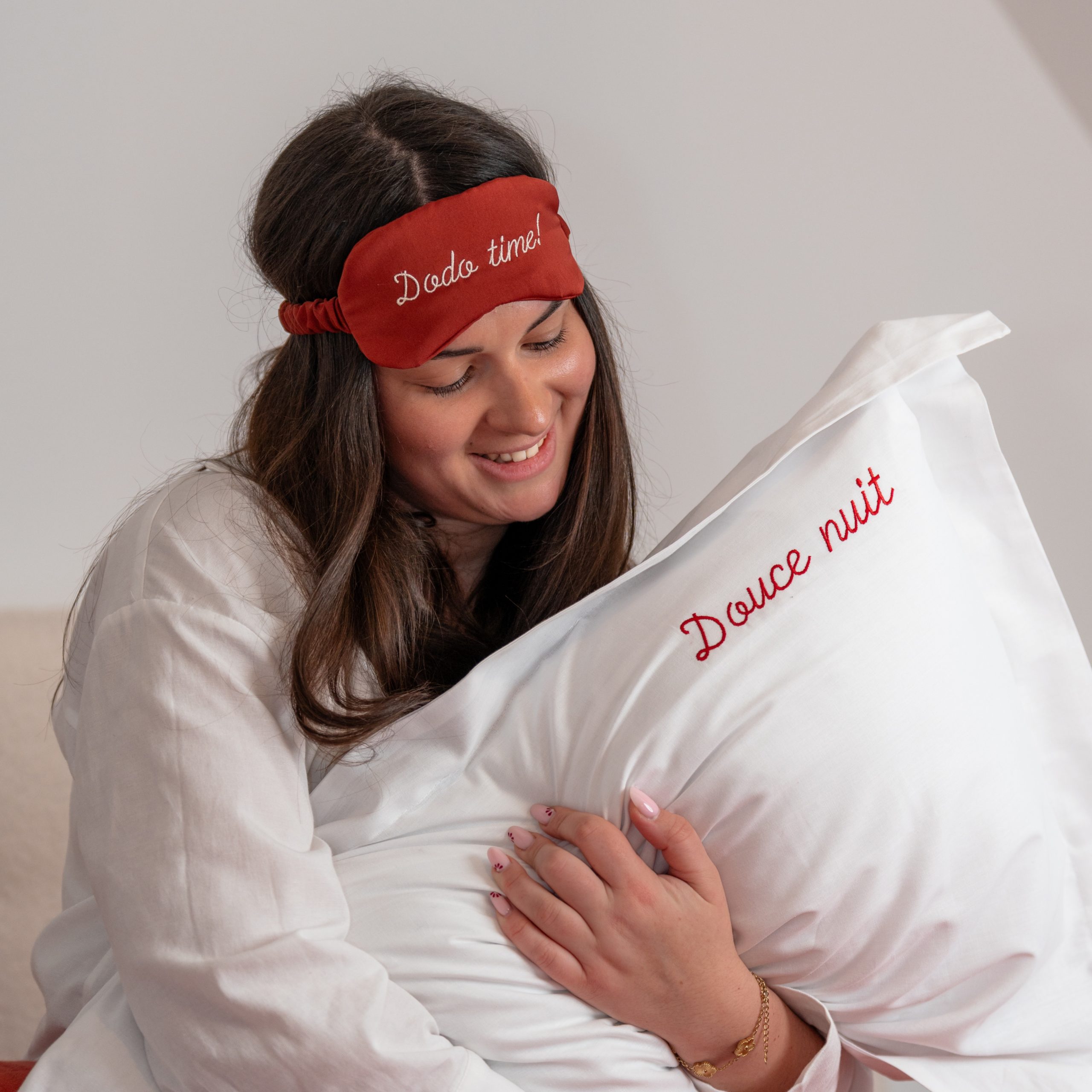 Femme avec une taie d'oreiller en coton