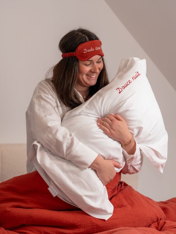 Femme avec un oreiller en coton personnalisé