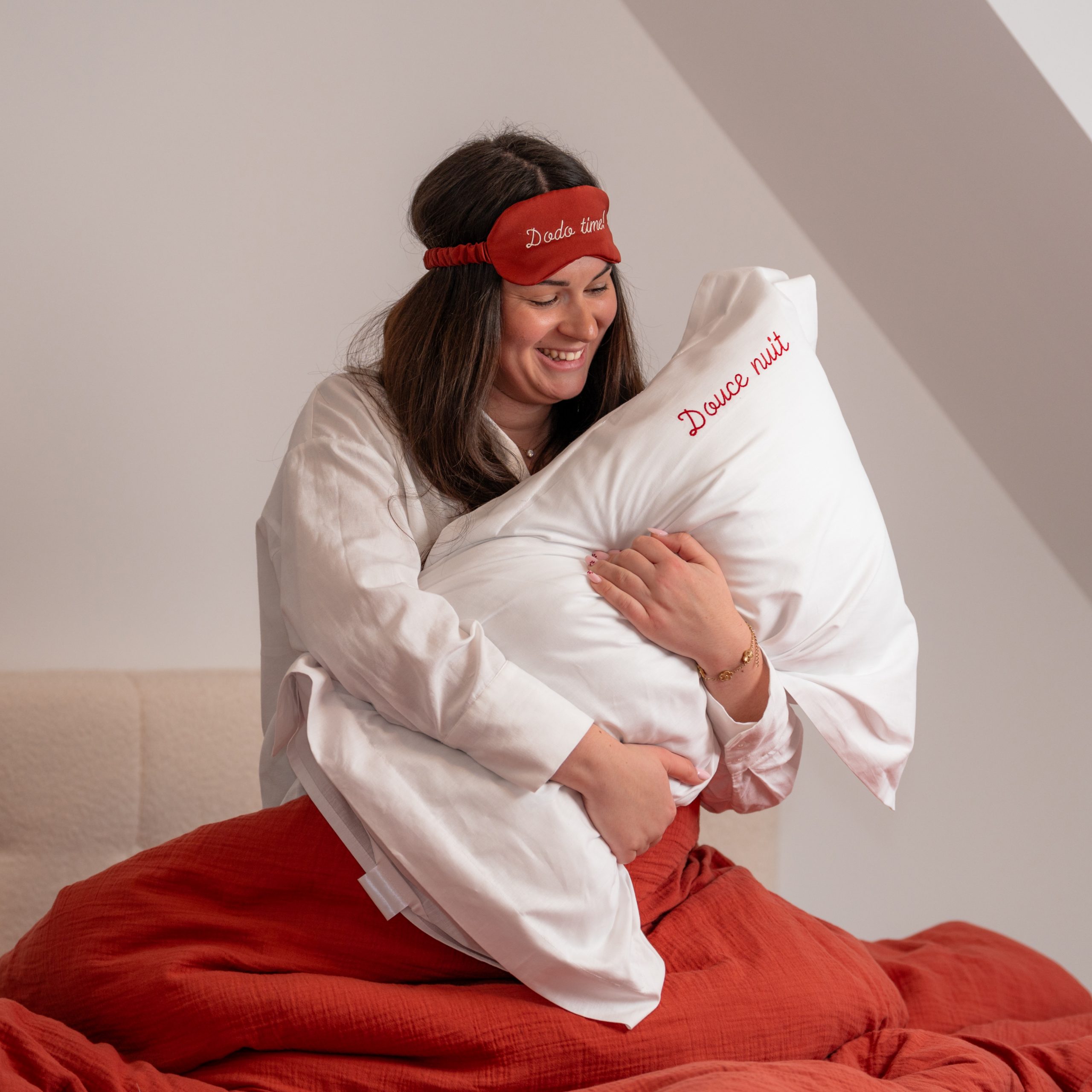 Femme avec un oreiller en coton personnalisé