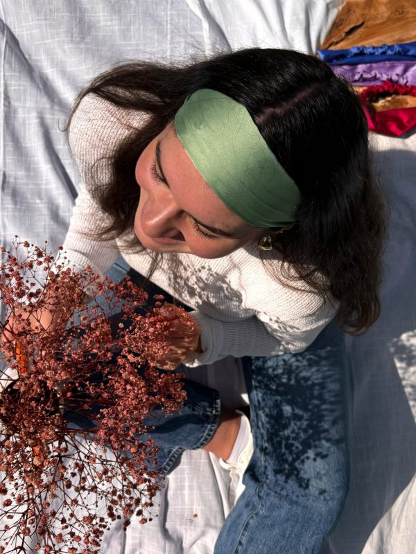 Photo bandeau cheveux satin de soie couleur vert pomme