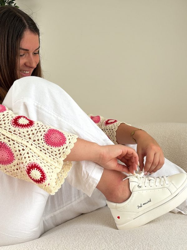 photo d'une femme qui fait les lacets de sa paire de baskets mariage