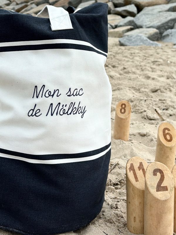 Sac à Molkky Personnalisé avec le jeu de quilles à côté