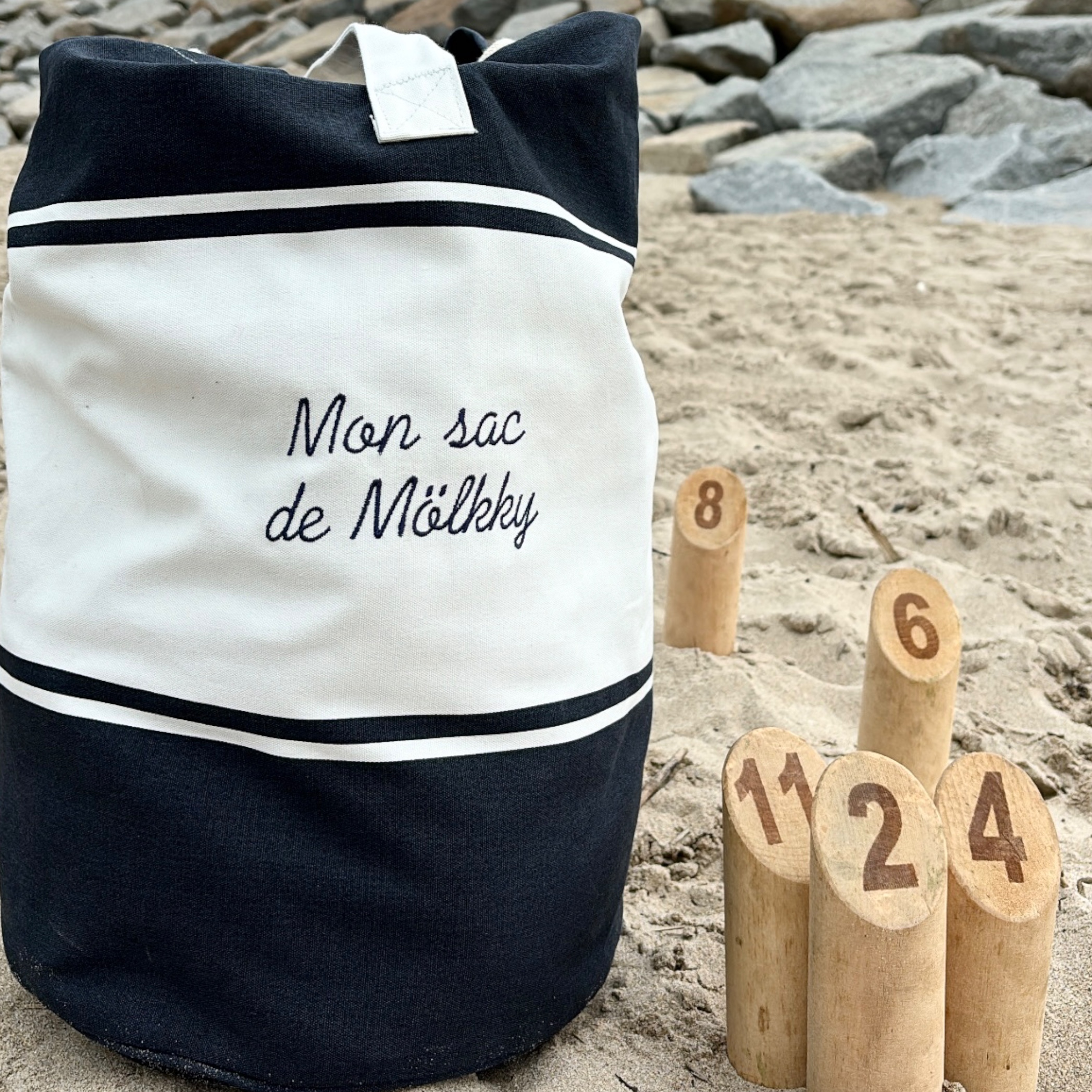 Sac à Molkky Personnalisé avec le jeu de quilles à côté
