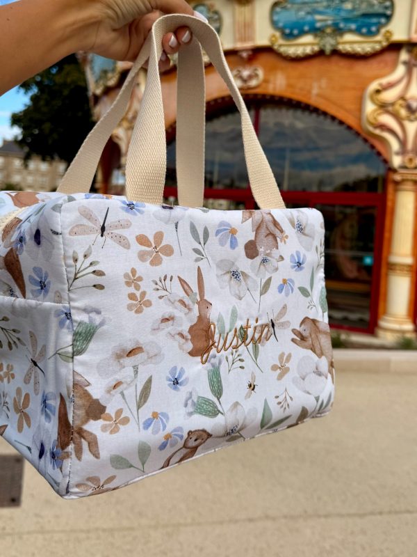 Lunch Bag Enfant Personnalisée devant un manège enfant