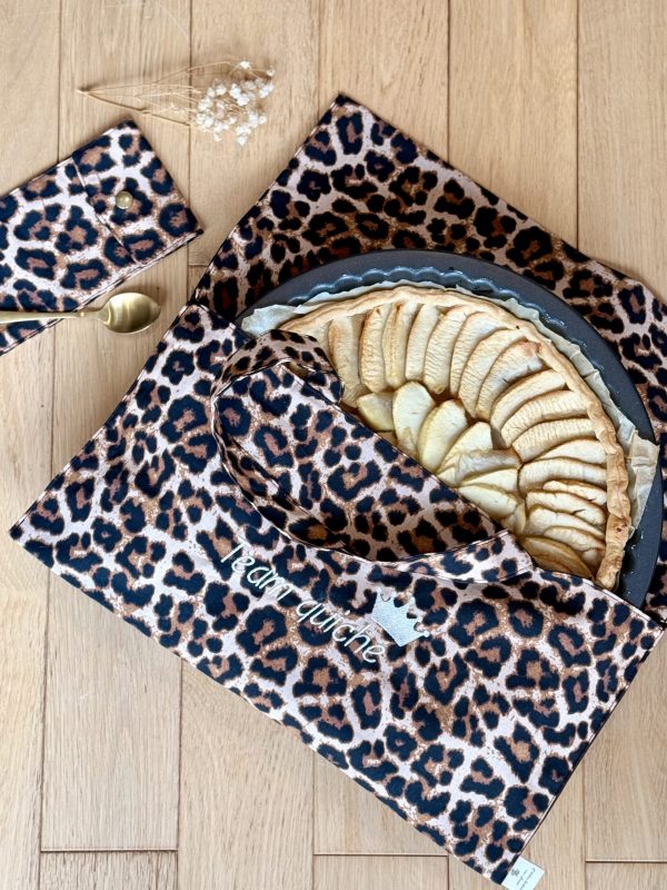 Sac à tarte modèle léopard avec une tarte aux pommes, photo de loin