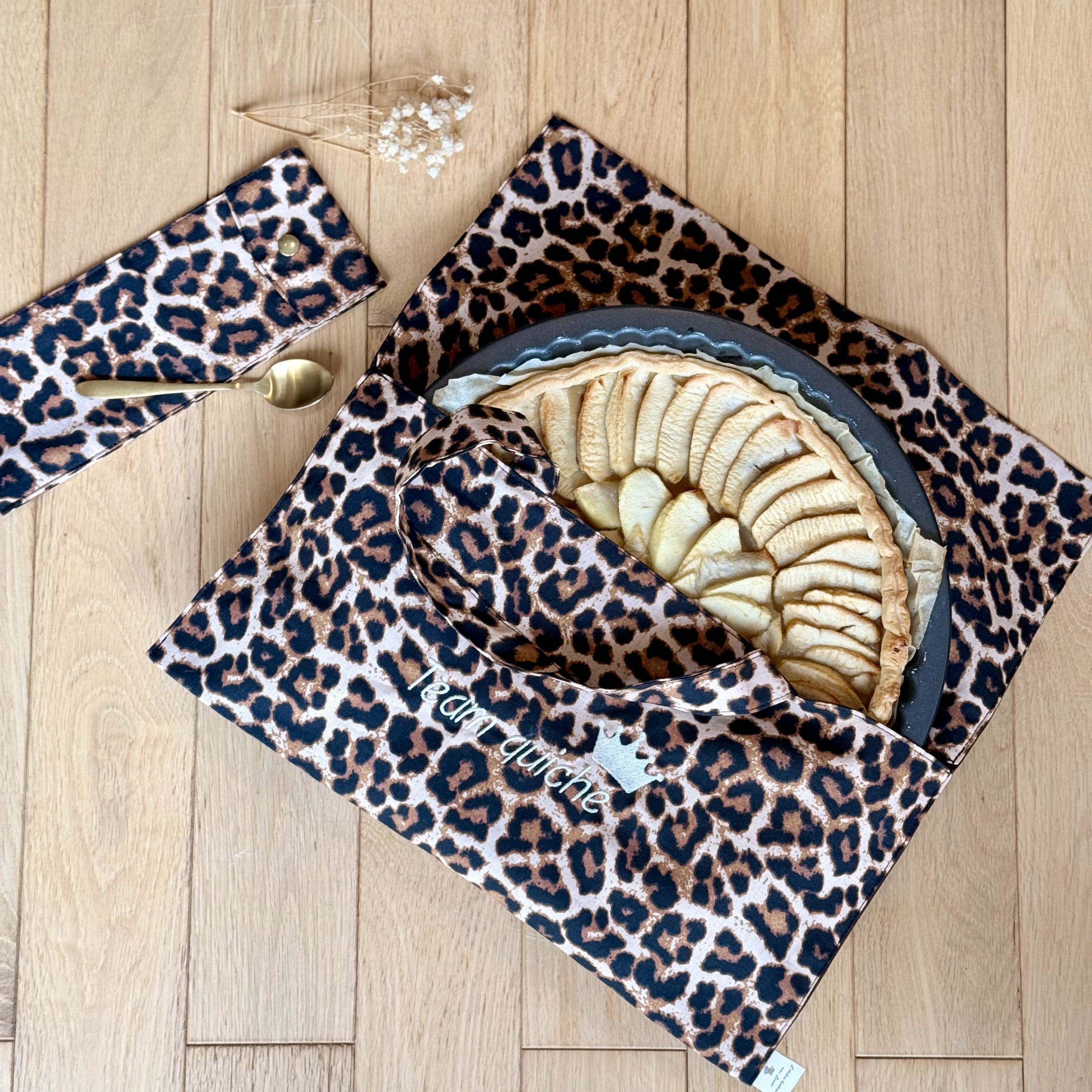 Sac à tarte modèle léopard avec une tarte aux pommes, photo de loin