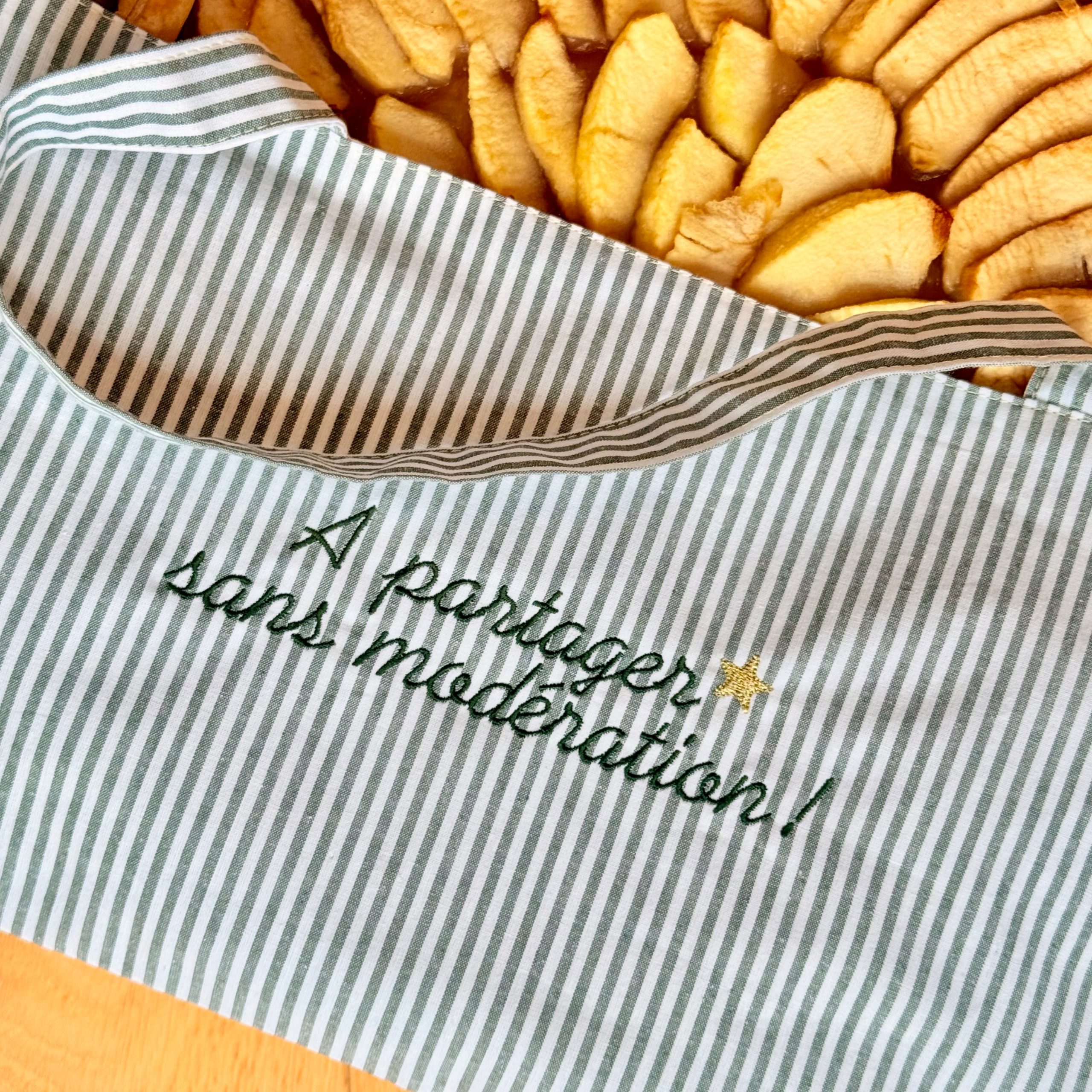 Zoom sur la broderie du sac à tarte modèle rayures