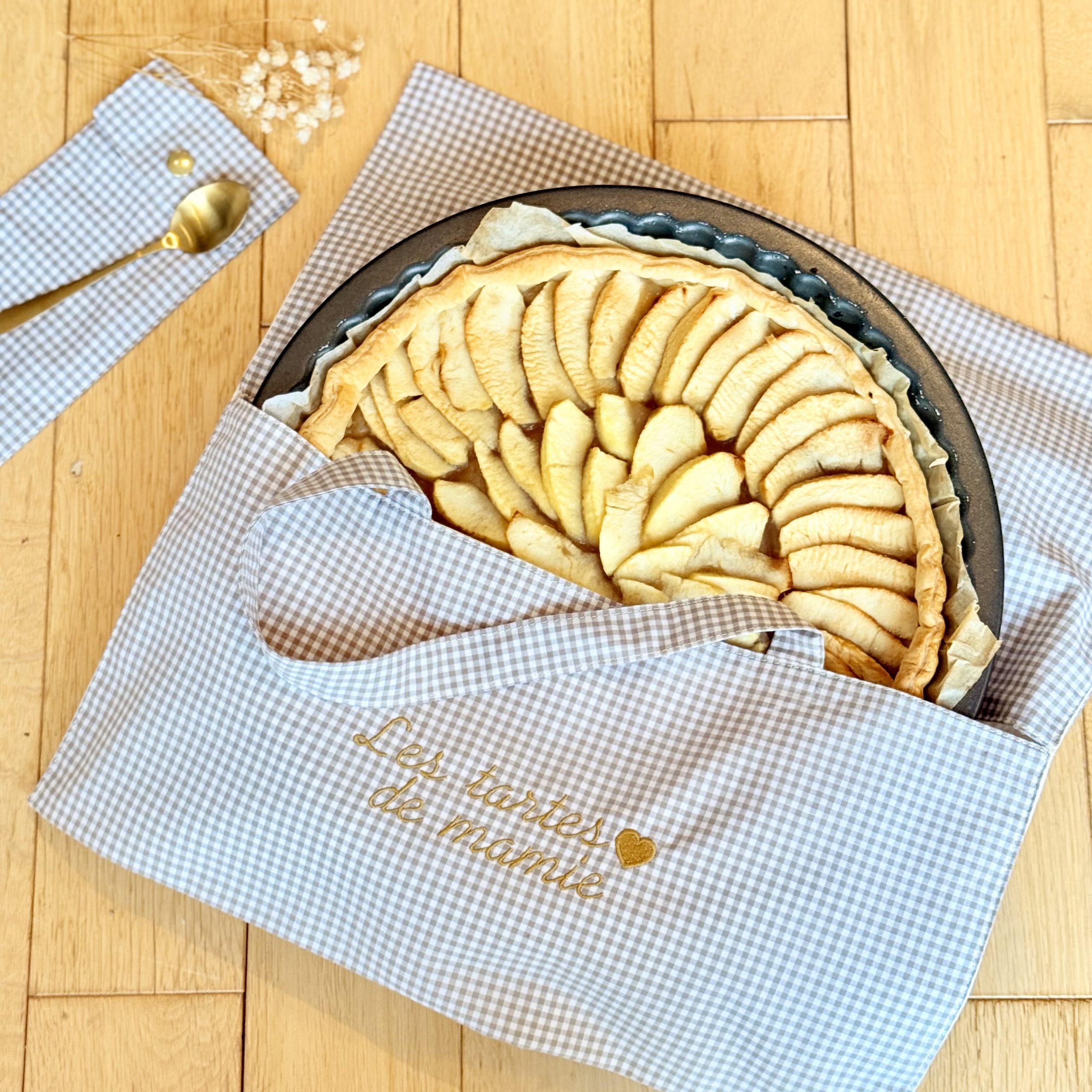 Sac à tarte personnalisé poser par terre avec une tarte aux pommes à l'intérieur