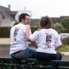 T-shirt personnalisé photo porté par un homme et une femme sur un banc, de dos