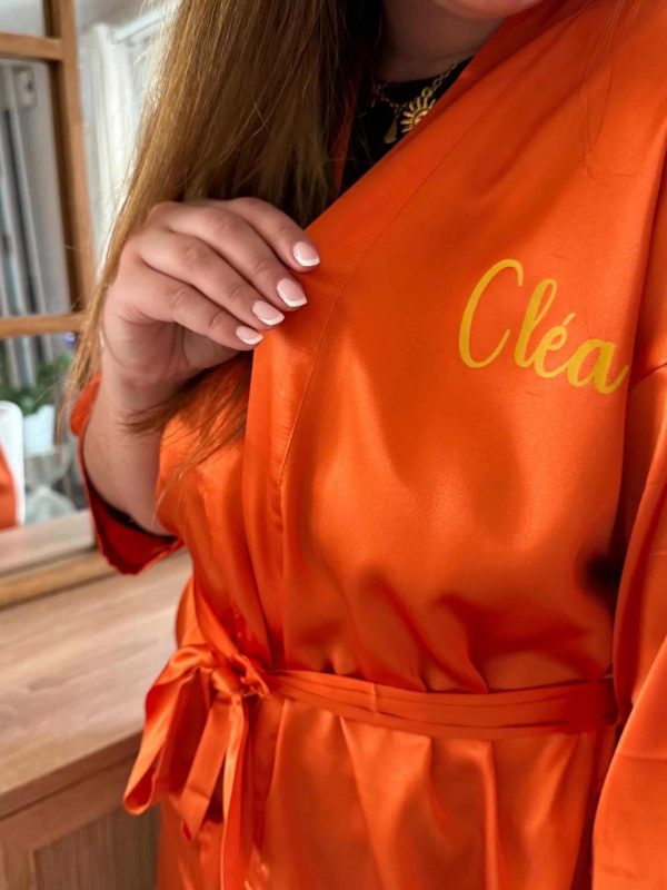 Peignoir en satin orange avec impression coeur