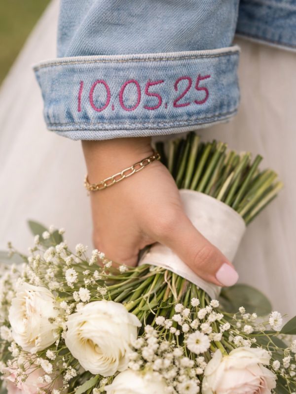 Manche broderie sur veste en jean