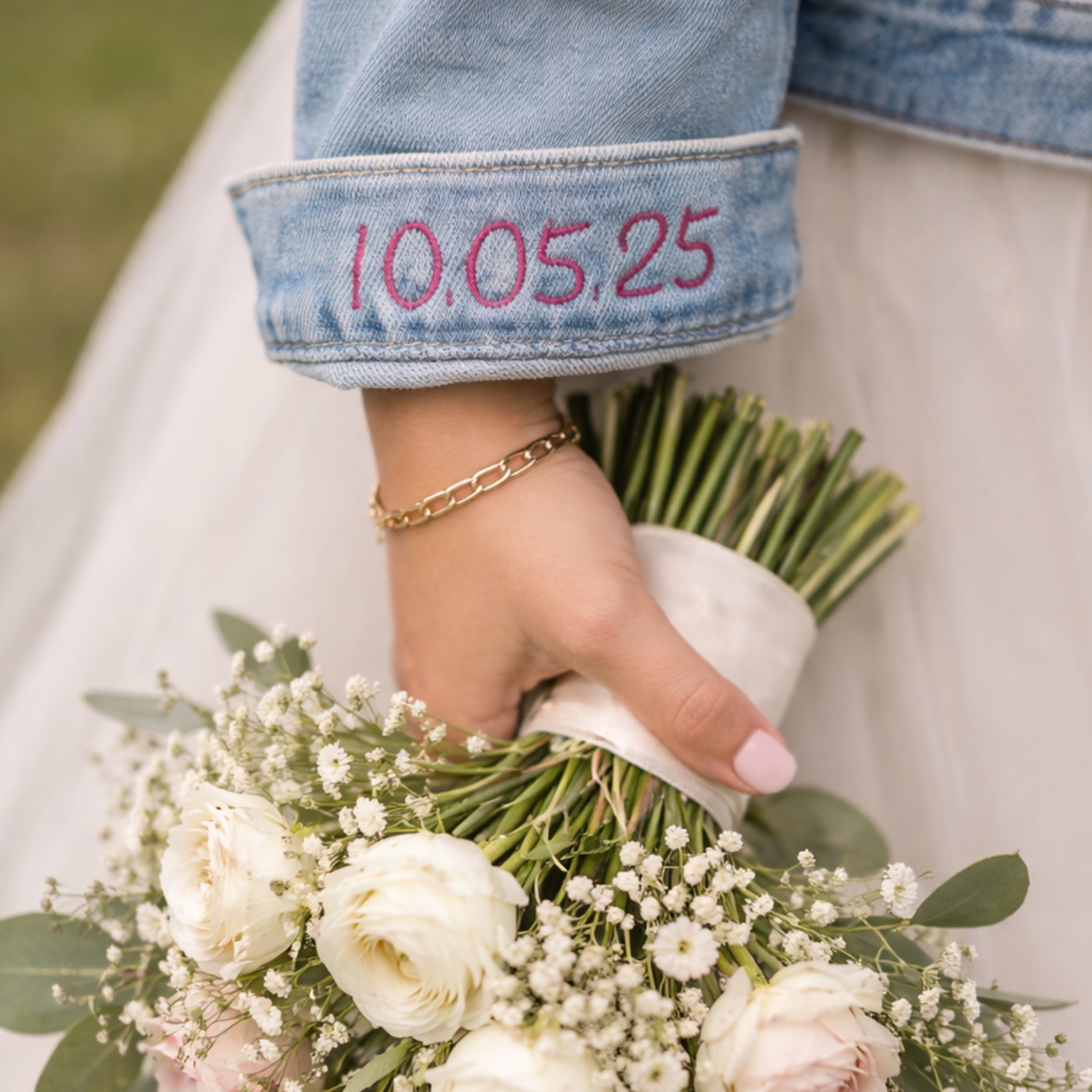 Manche broderie sur veste en jean